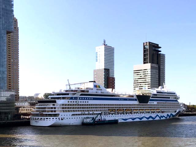 ms AIDAsol van AIDA Cruises aan de Cruise Terminal Rotterdam